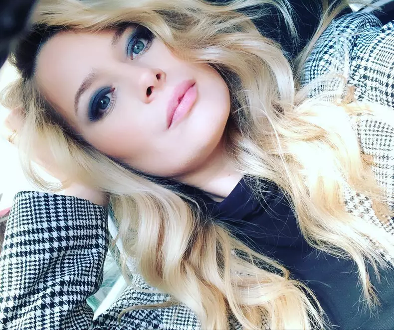 Laura Cosoi 2