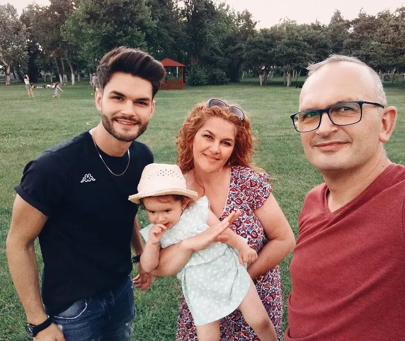 Edward Sanda, părinții și sora lui