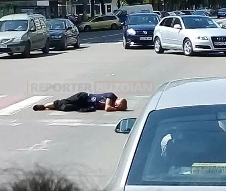 Un buzoian s-a culcat pe trecerea de pietoni