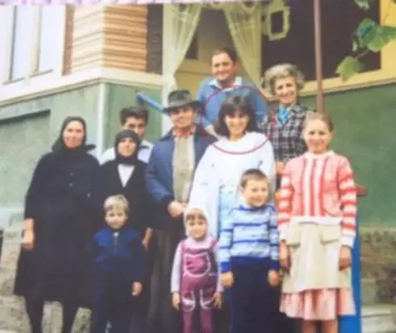 cum-aratau-klaus-si-carmen-iohannis-in-tinerete-1-2