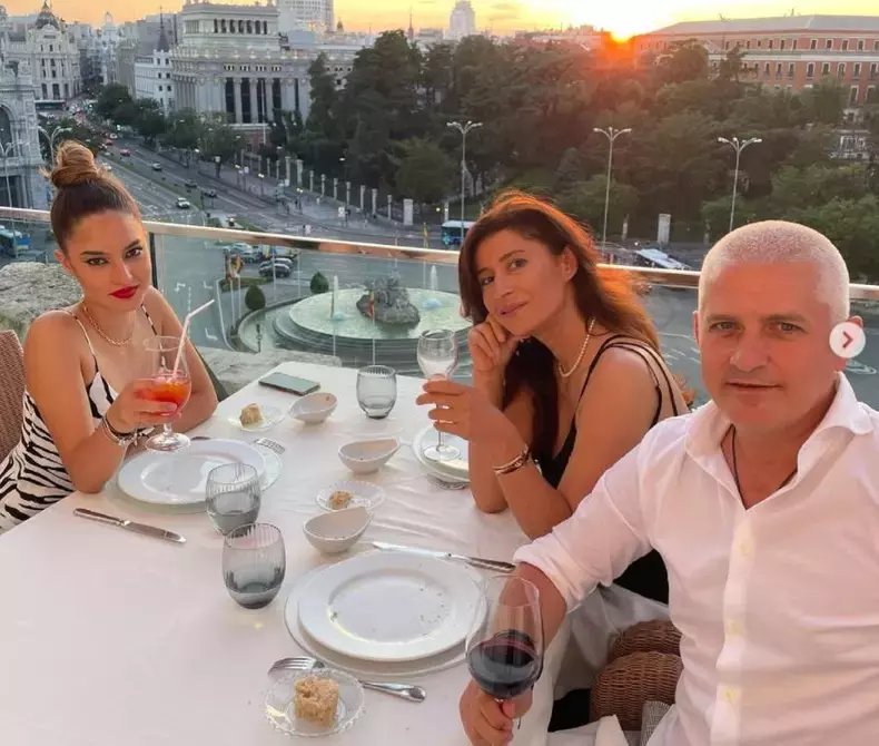 jasmina-fiica-lui-virgil-iantu-aparitie-senzuala-in-costum-de-baie-cum-a-pozat-in-vacanta-din-grecia_12
