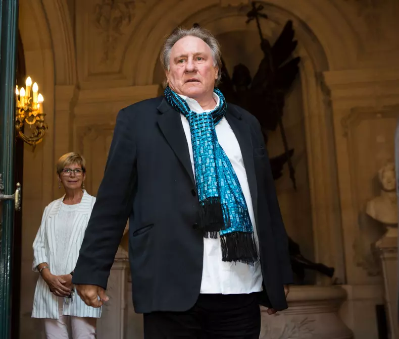 Gérard Depardieu explose de colère face à une journaliste de RTL qui lui posait des questions trop privées, lors d'une cérémonie à l'hôtel de Ville de Bruxelles, honorant sa carrière cinématographique