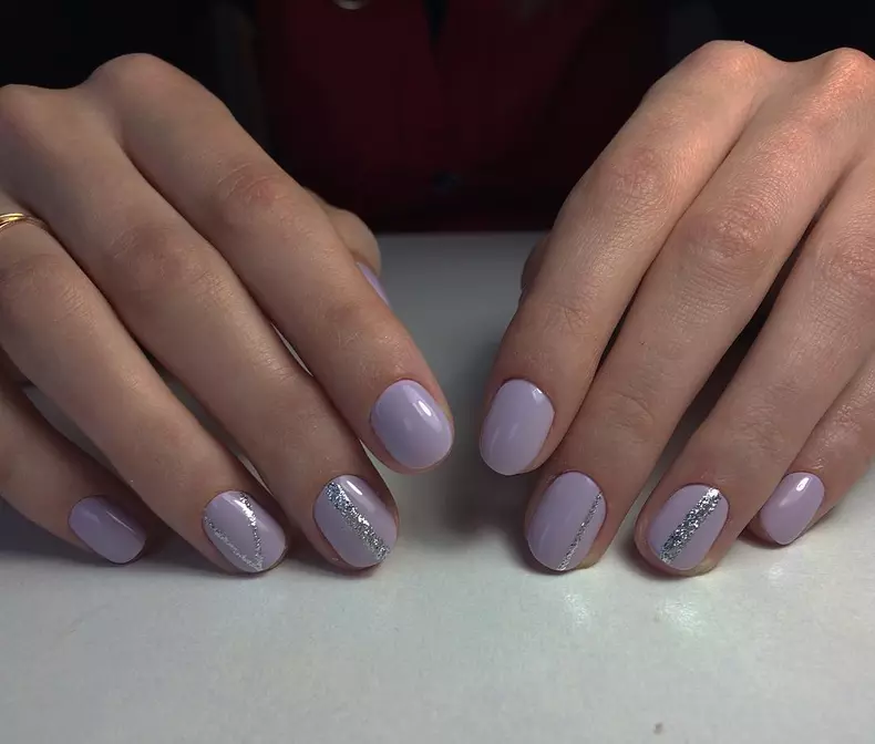 O nuanță atât de delicată este pusă cu adevărat în valoare de câteva linii de glitter. Foto: @20svetlana