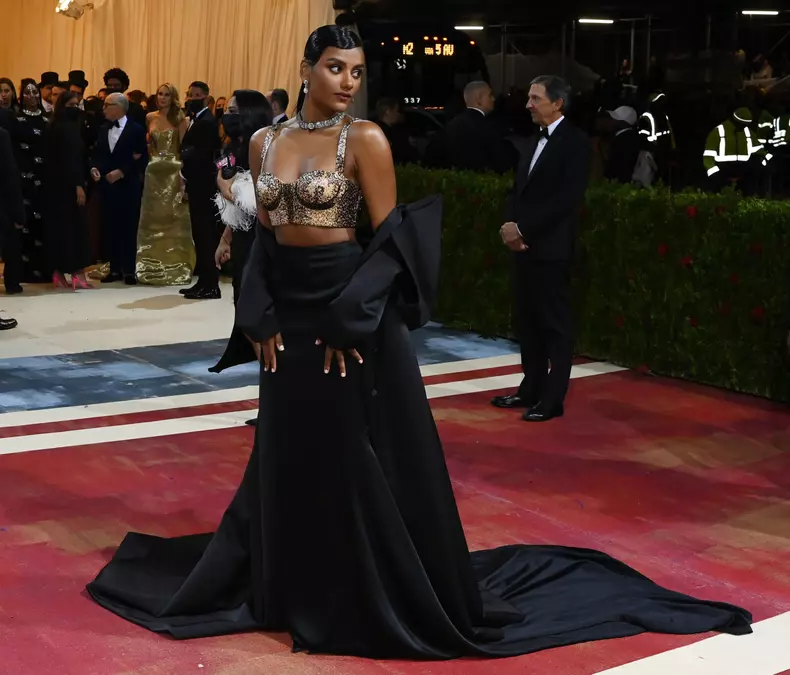 Simone Ashley în Moschino