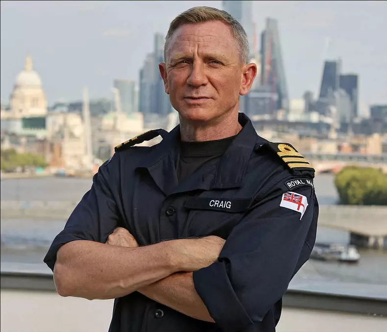 Daniel Craig porte son grade honorifique de commandant de la Royal Navy