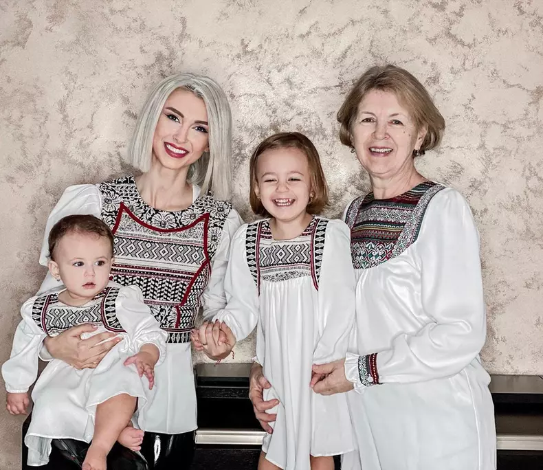 Andreea Bălan, mama ei și fiicele artistei Ella și Clara