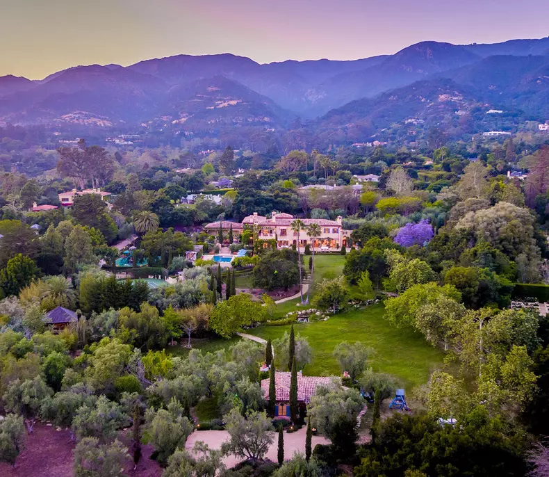 Le prince Harry, duc de Sussex et sa femme Meghan Markle, duchesse de Sussex ont acheté une propriété pour 14,65 millions de dollars à Montecito en Californie