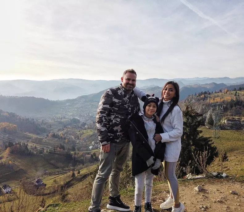 bella-santiago-cu-sotul-si-fetita-ei