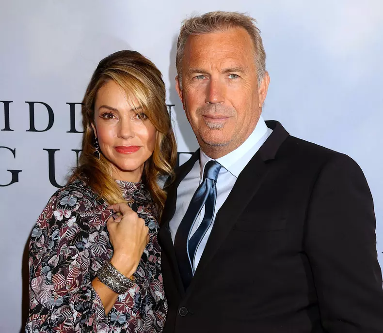 Fosta soție a lui Kevin Costner, surprinsă la plajă în Hawaii. Ce pensie alimentară îi plătește actorul din Yellowstone 