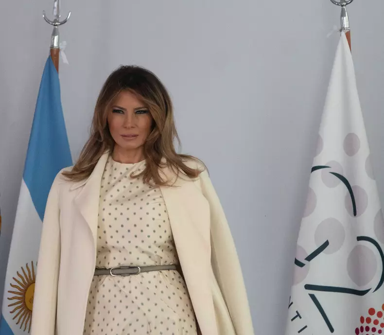 Melania Trump blondă