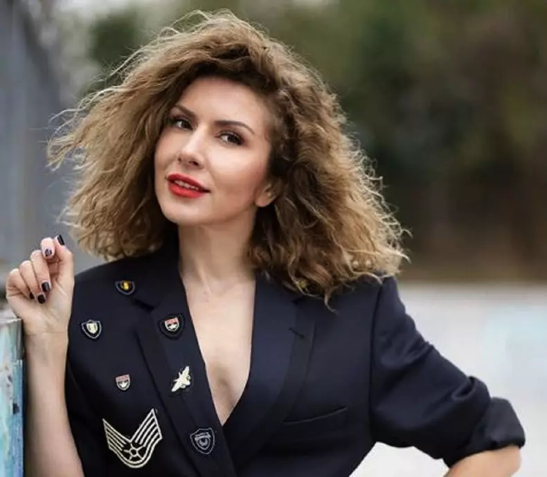 carmen-bruma-ipostaza-sexy-pe-balcon.-cum-s-a-pozat-iubita-lui-mircea-badea-2