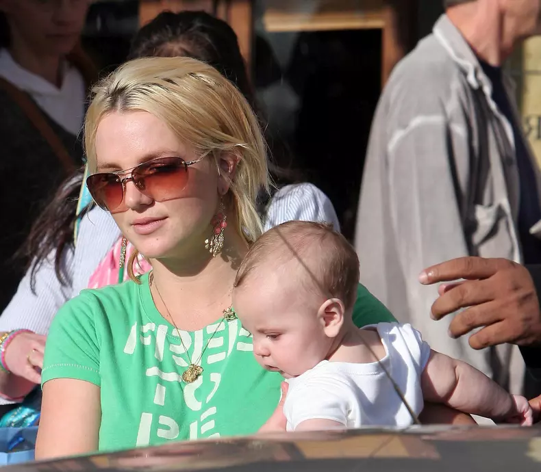 EW - ARCHIVE - BRITNEY SPEARS ACCOMPAGNE SON FILS SEAN A LA DANSE A LOS ANGELES