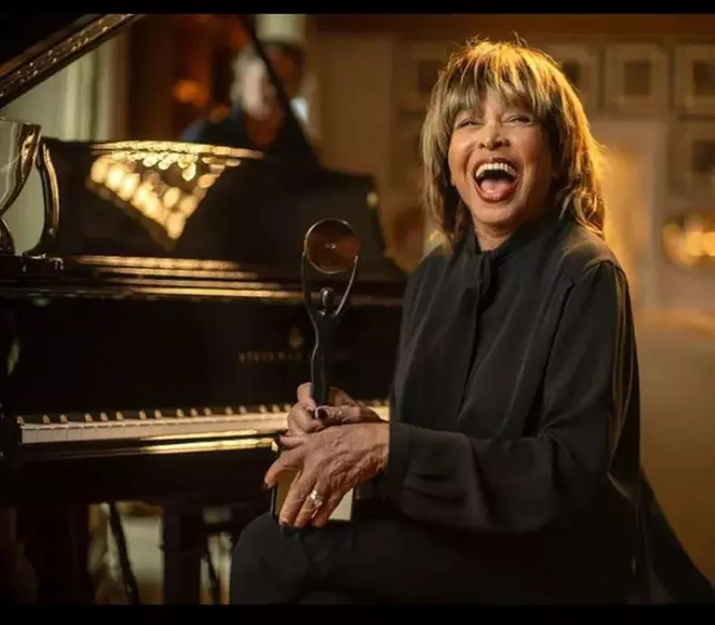 Tina-Turner-82-1ni-10