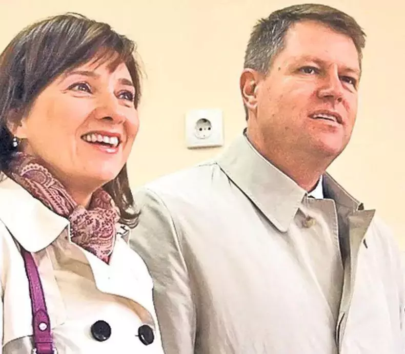 Cum-aratau-Klaus-si-Carmen-Iohannis-in-tinerete-1