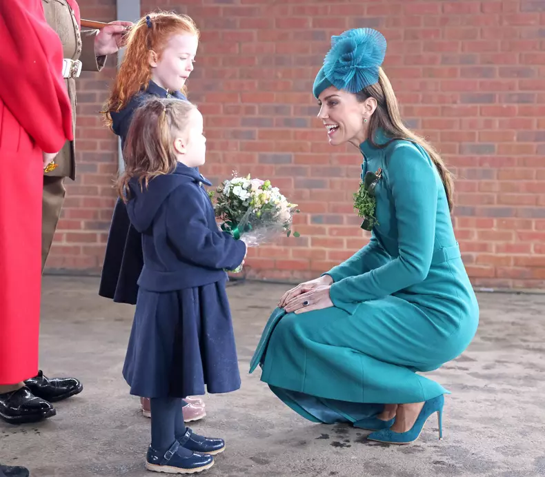 Kate Middleton, imagine înduioşătoare de Ziua Mamei, alături de cei 3 copii