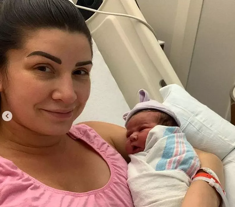 Brittany-Patakos-a-devenit-mama