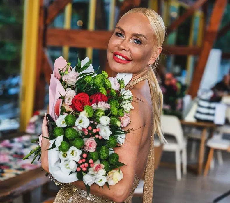 vica blochina cu flori