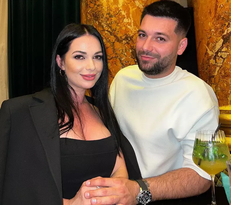 deea-maxer-si-iubitul-1