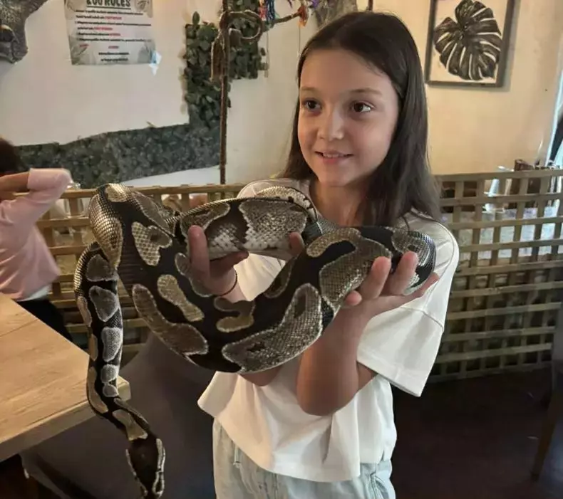 sofia cu un sarpe