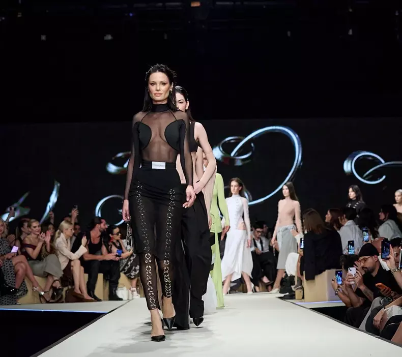 Cum a apărut Mirabela Grădinaru la Romanian Fashion Week. Partenera lui Nicușor Dan a urmărit prezentările din public: „Designerii au nevoie de libertate creativă”