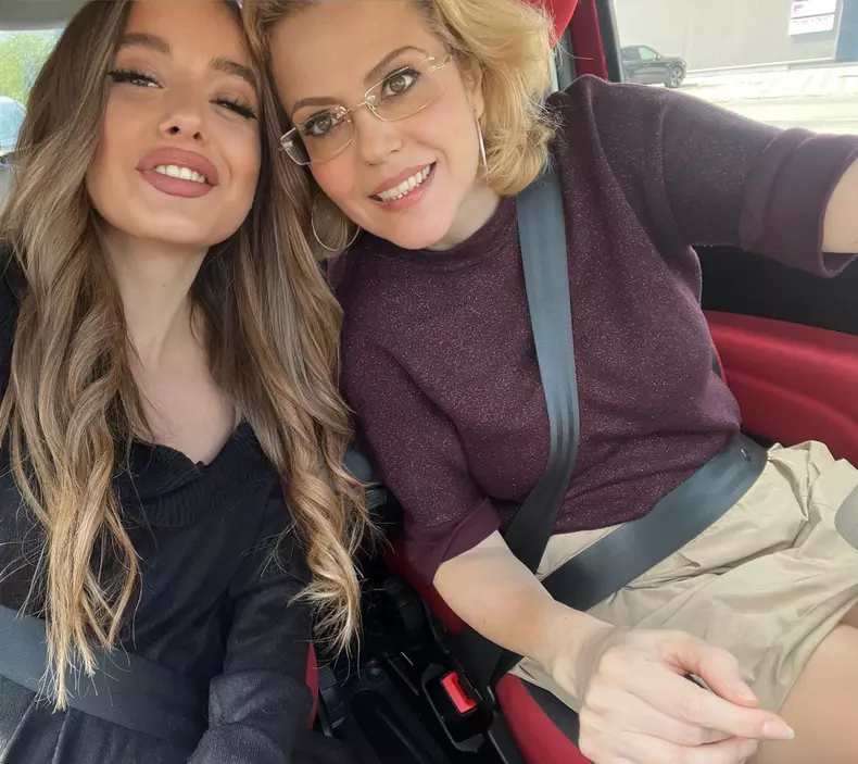 Raluca Moianu și fiica ei, Mara Boglea (2)