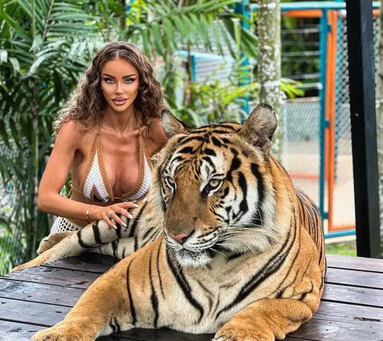 bianca s-a pozat cu tigrii