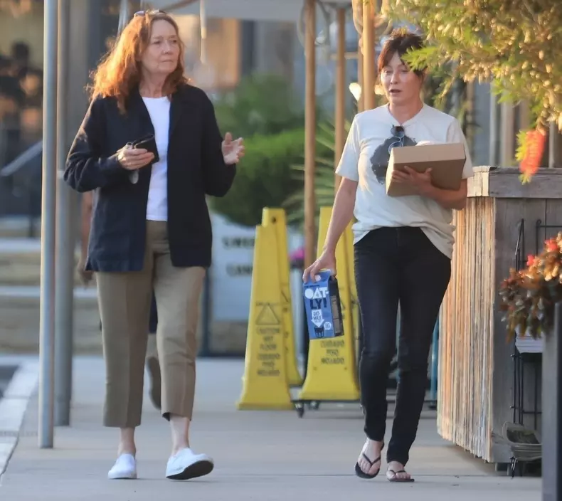*EXCLUSIVE* Shannen Doherty and her mom have a girls day out shopping in Malibu