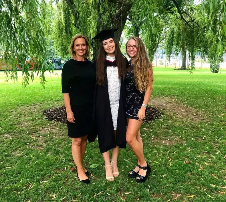 rebecca-si-beatrice-petrescu-alaturi-de-mama-lor-dana