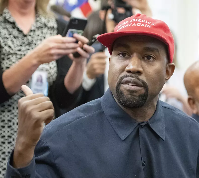 Donald Trump îl îmbrățișează pe Kanye West în Biroul Oval