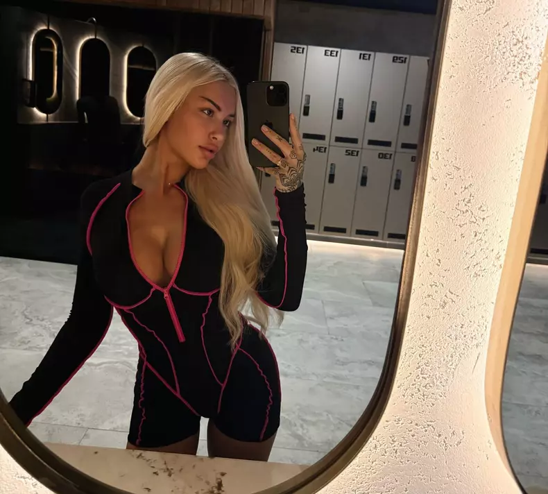 delia salchivici selfie