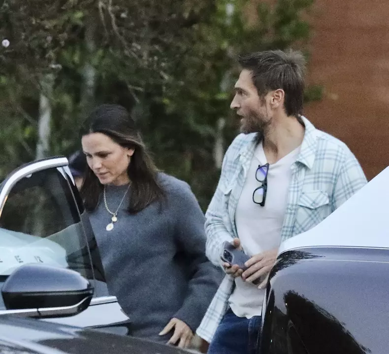*PREMIUM-EXCLUSIVE* Jennifer Garner enjoys a romantic dinner with boyfriend John C. Miller amid news of Ben Affleck divorce with J.LO