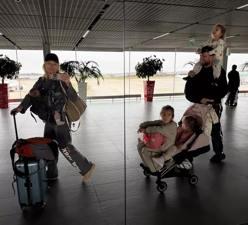 Laura Cosoi, aventură exotică alături de soț și de cele patru fetițe ale lor (1)