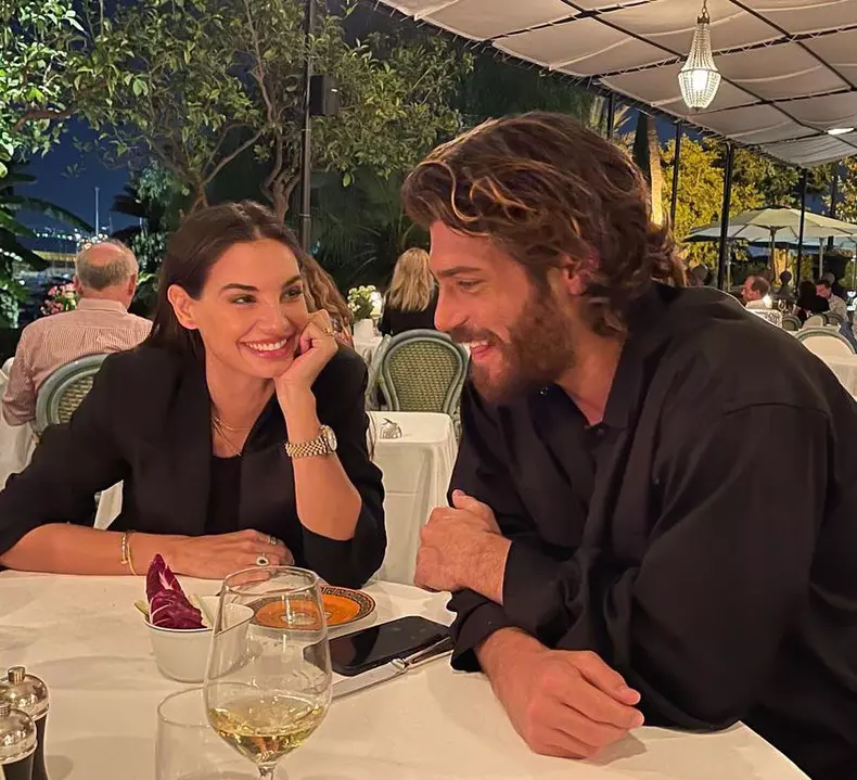 Can-Yaman-ar-avea-o-relatie-cu-colega-lui-de-platouCan-Yaman-ar-avea-o-relatie-cu-colega-lui-de-platou-1