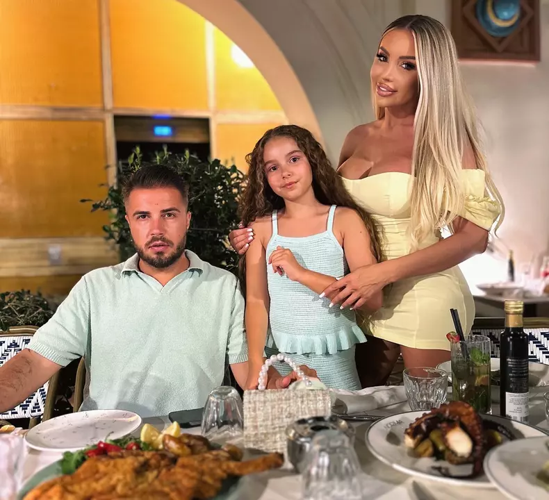 Roxana Vașniuc, Ionuț Lorin și fiica lor (1)