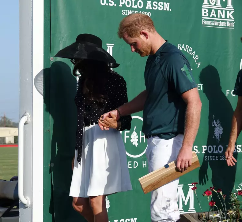 *PREMIUM-EXCLUSIVE* Meghan Markle kisses Prince Harry as she presents him with a polo trophy