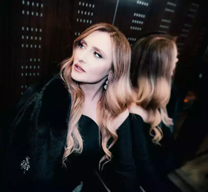 alinsa-sorescu-in-negru