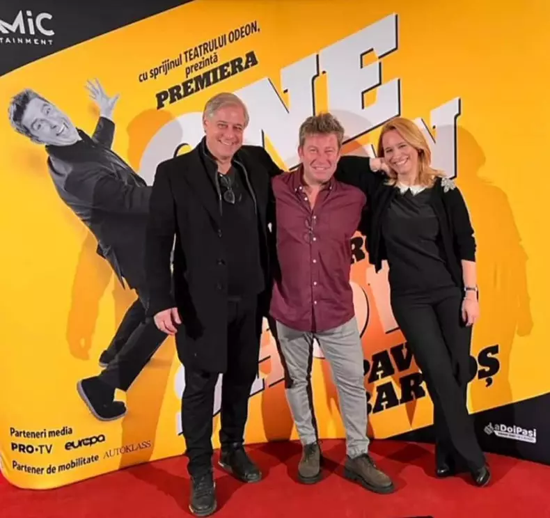 pavel-bartos-alaturi-de-sotia-lui-si-fiicele-lor-la-premiera-one-man-aproape-show.-cum-s-au-fotografiat-5