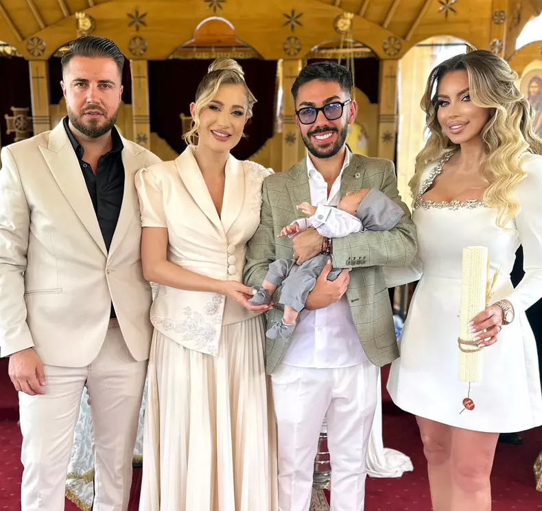 Claudia Puican, Armin Nicoară, fiul lor, Amir Efrem, și nașii Roxana Vașniuc și Ionuț Lorin