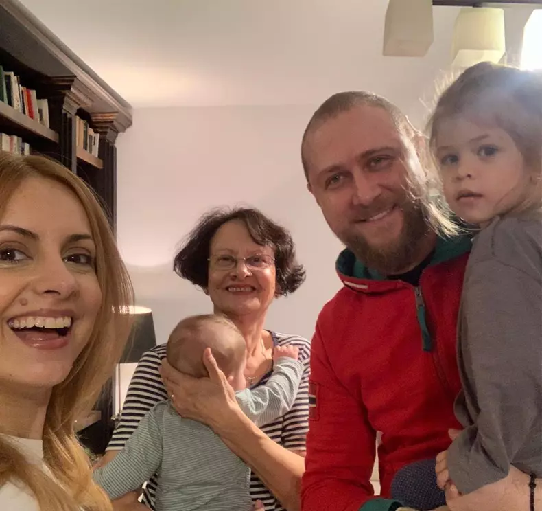 Simona Gherghe, mama ei, soțul și cei doi copii, Ana și Vlad