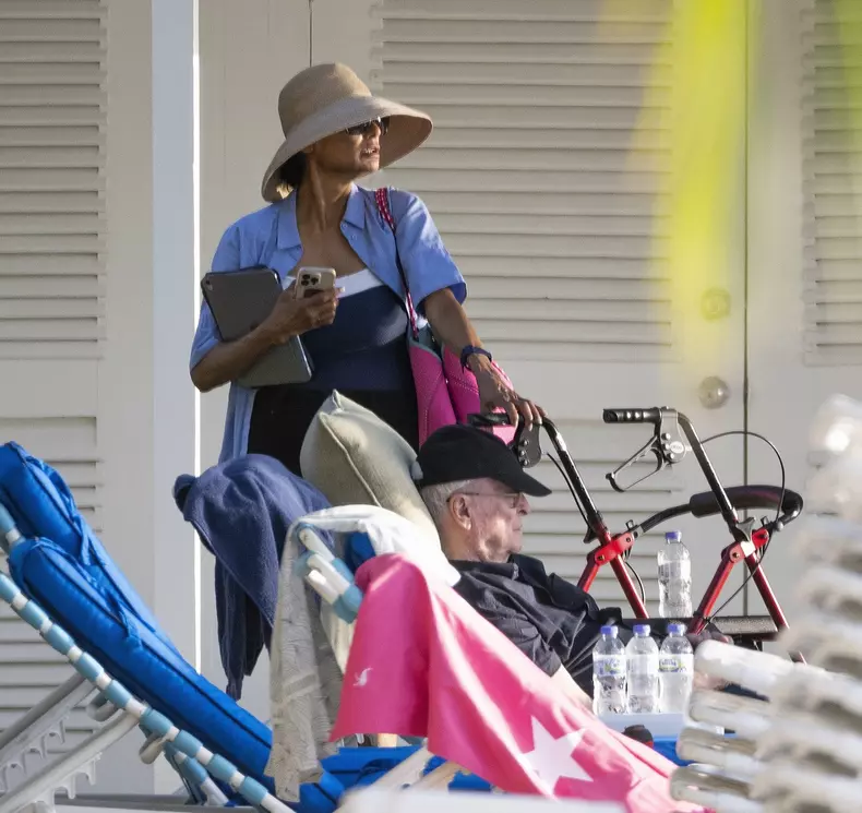 Michael Caine, vacanță relaxantă în Barbados. Cum a fost surprins pe plajă actorul de 90 de ani