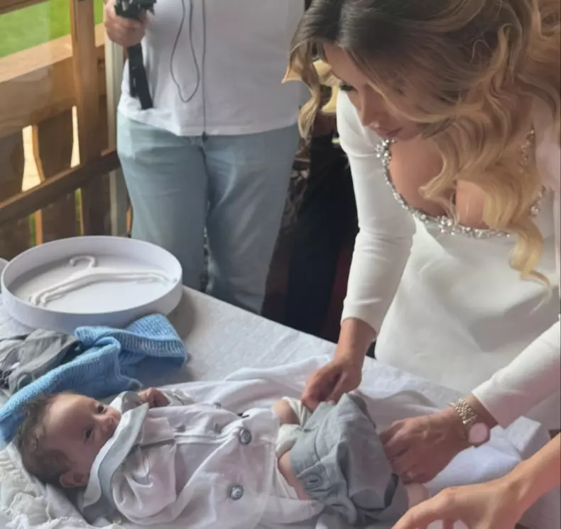 Roxana Vașniuc la botezul fiului lui Armin Nicoară (2)