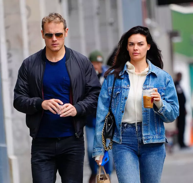 Sam-Heughan-in-ipostaze-tandre-cu-o-femeie-misterioasa-1