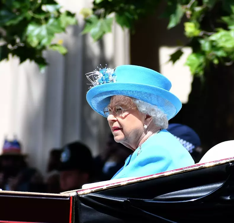 Bijuteria la care regina Elisabeta a II-a nu renunță niciodată for the Trooping The Colour in London
