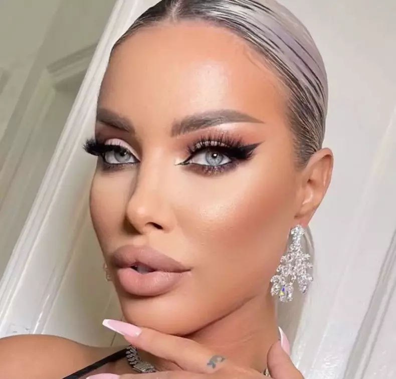 loredana-chivu-pe-patul-de-spital-1024x980-1