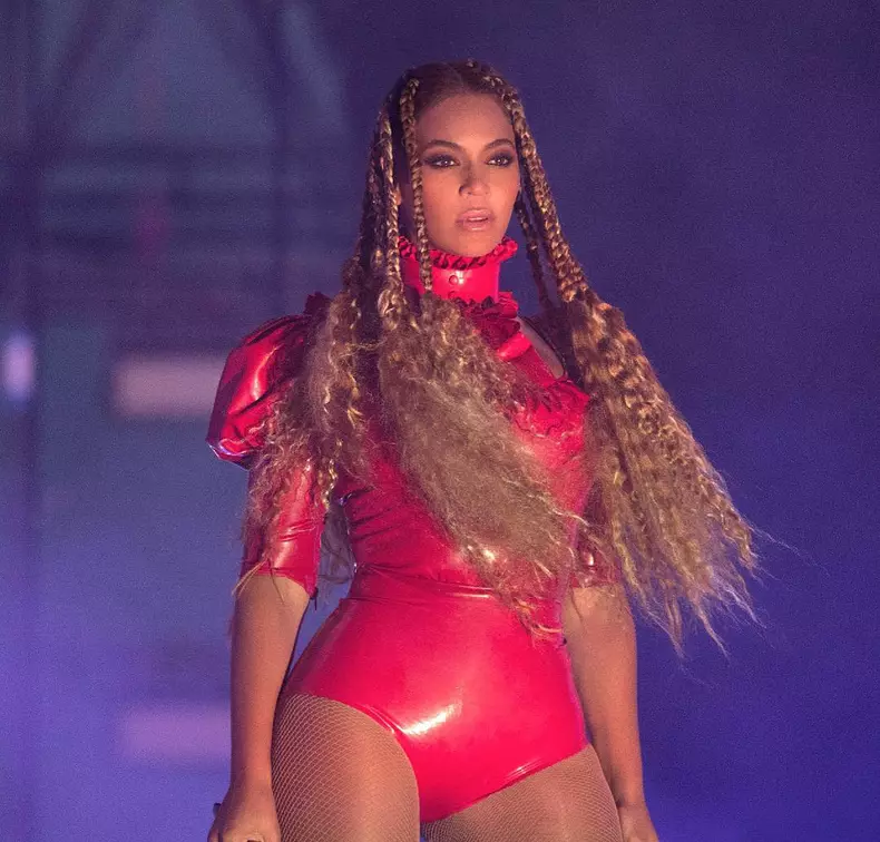 Beyonce ne surprinde de fiecare data! Este foarte usor sa obtii si tu acest look. Impleteste-ti seara parul in codite si dimineata despleteste-le pana la jumatate.