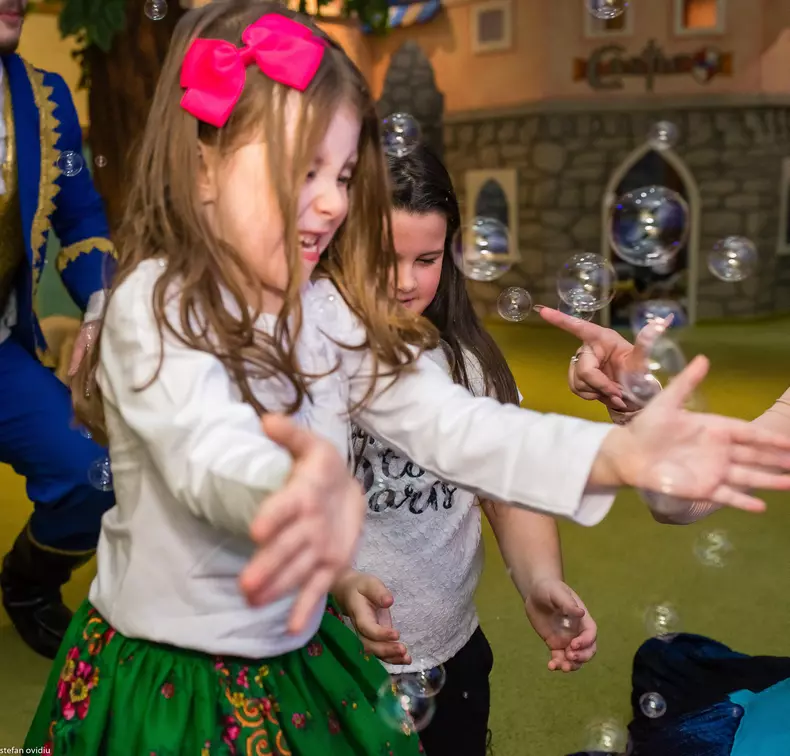 Petrecerea aniversară a Maria Isabelei, fiica Oanei Roman si a lui Mariu Elisei