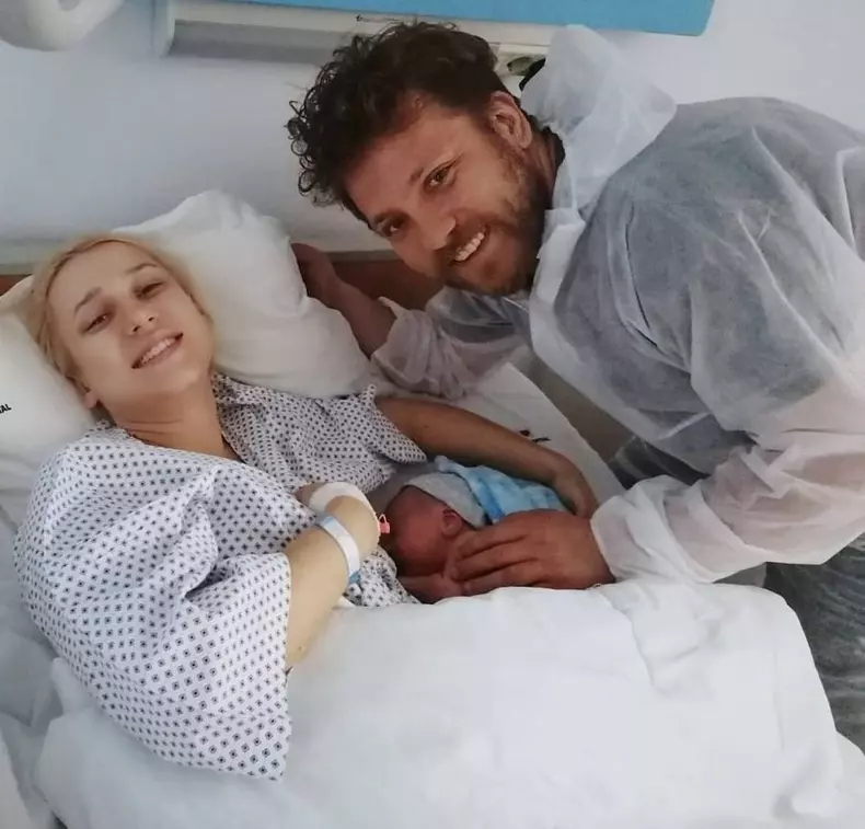 Sînziana Iacob, soțul ei, Alexandru Iacob, și fiul lor, Nor