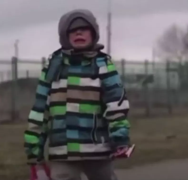 copil-singur-granita