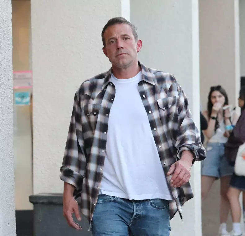 PREMIUM EXCLUSIVE Ben Affleck wearing NO RING as she hangs out with daughter Violet