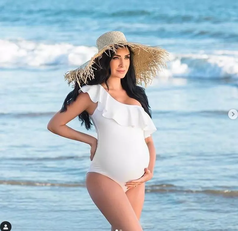 Brittany-Patakos-a-devenit-mama4